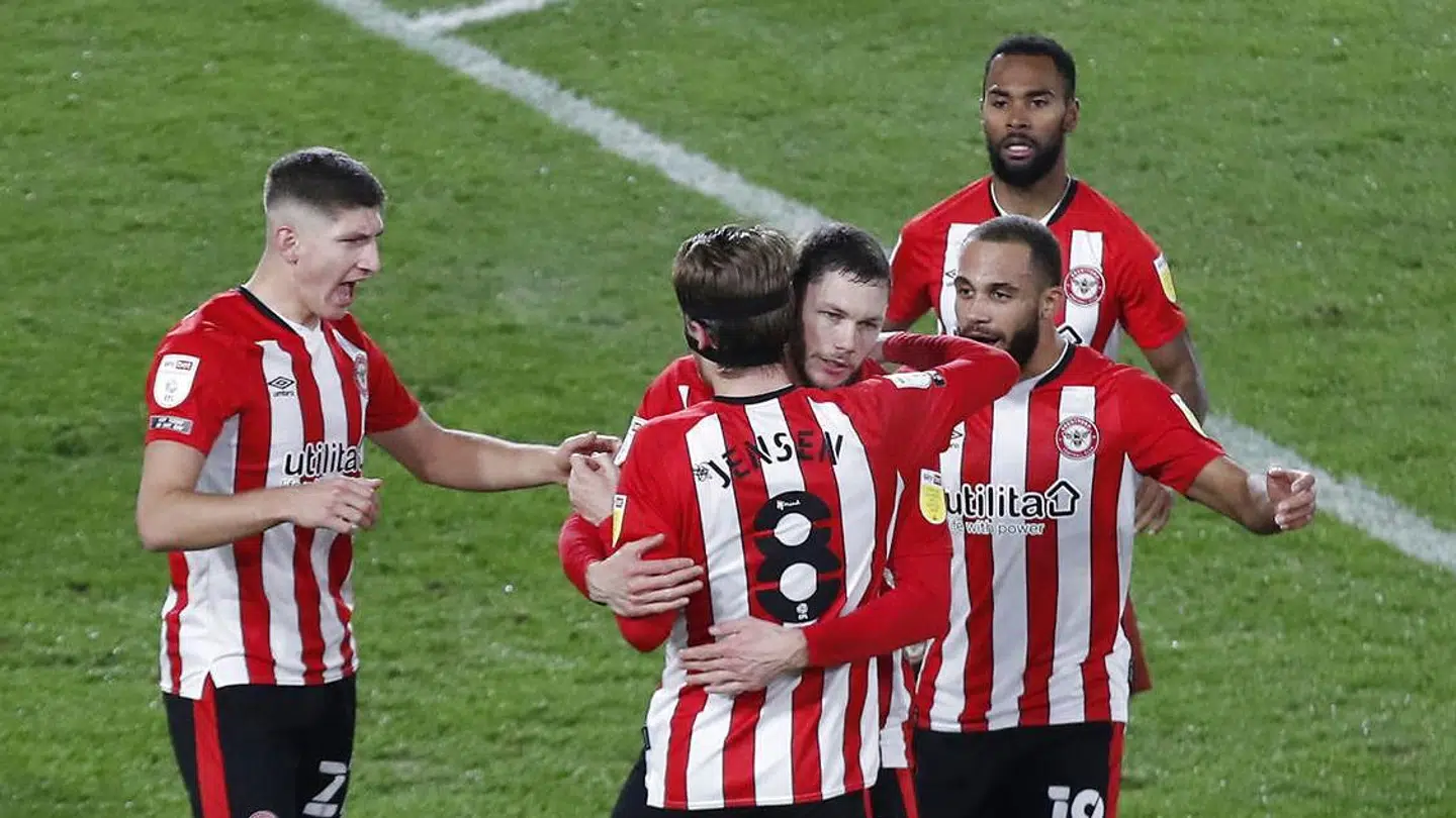 På banen kører det for Brentford. Holdet spiller med i toppen af den næstbedste fodboldrække i England.