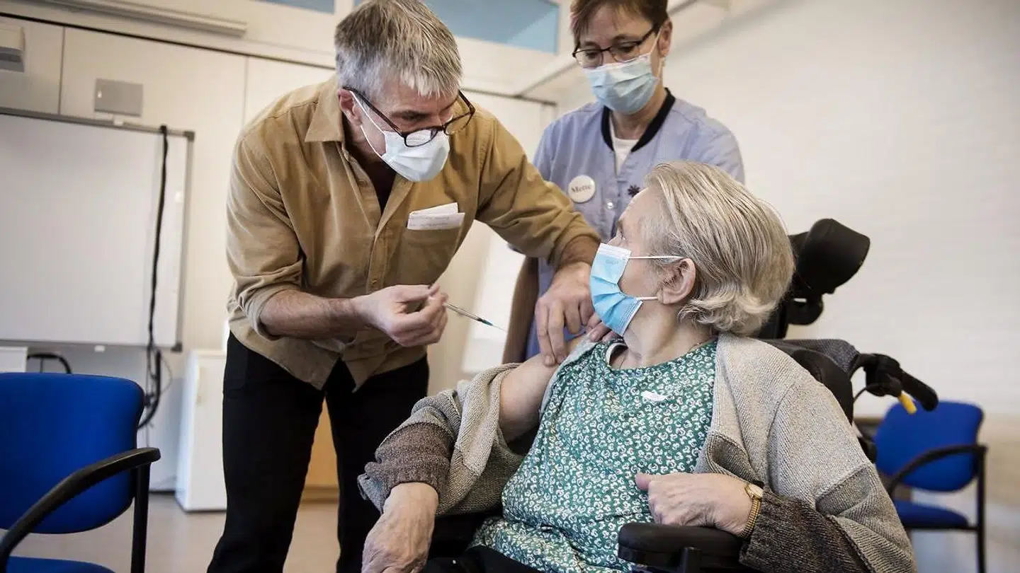 Risikogrupperne skal først vaccineres mod corona. Her er det vaccination af beboere og ansatte på en række plejehjem i Svendborg Kommune 3. januar 2021. Grethe Holm, vaccineres af læge Cees Stavenuiter. (Foto: Tim Kildeborg Jensen/Ritzau Scanpix).