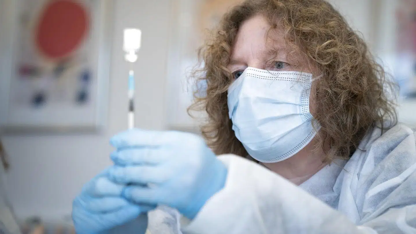 Farmaceut Liss Jørgensen blander coronavaccine, inden den kan gives.