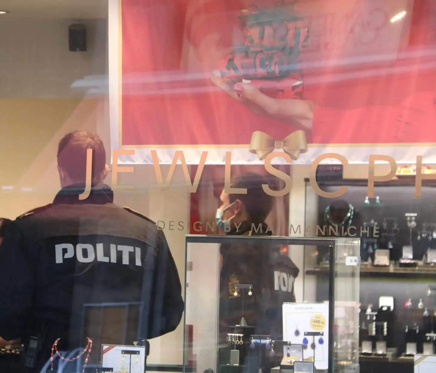 Betjente vejledte mandag ekspedienten i JewlsCph i gældende corona-restriktioner.
