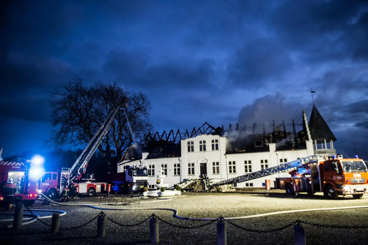 Brandvæsenet arbejdede mandag med at slukke en brand på Bjørnmose Gods nær Svendborg. Hovedbygningen vurderes at være ødelagt. Tim Kildeborg Jensen/Ritzau Scanpix