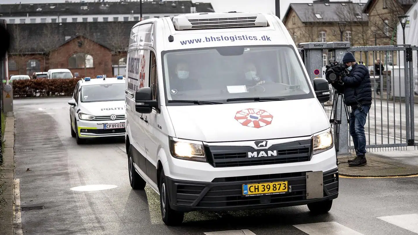 De dyrbare vacciner mod covid-19 får politieskorte for at sikre, at de når sikkert frem.