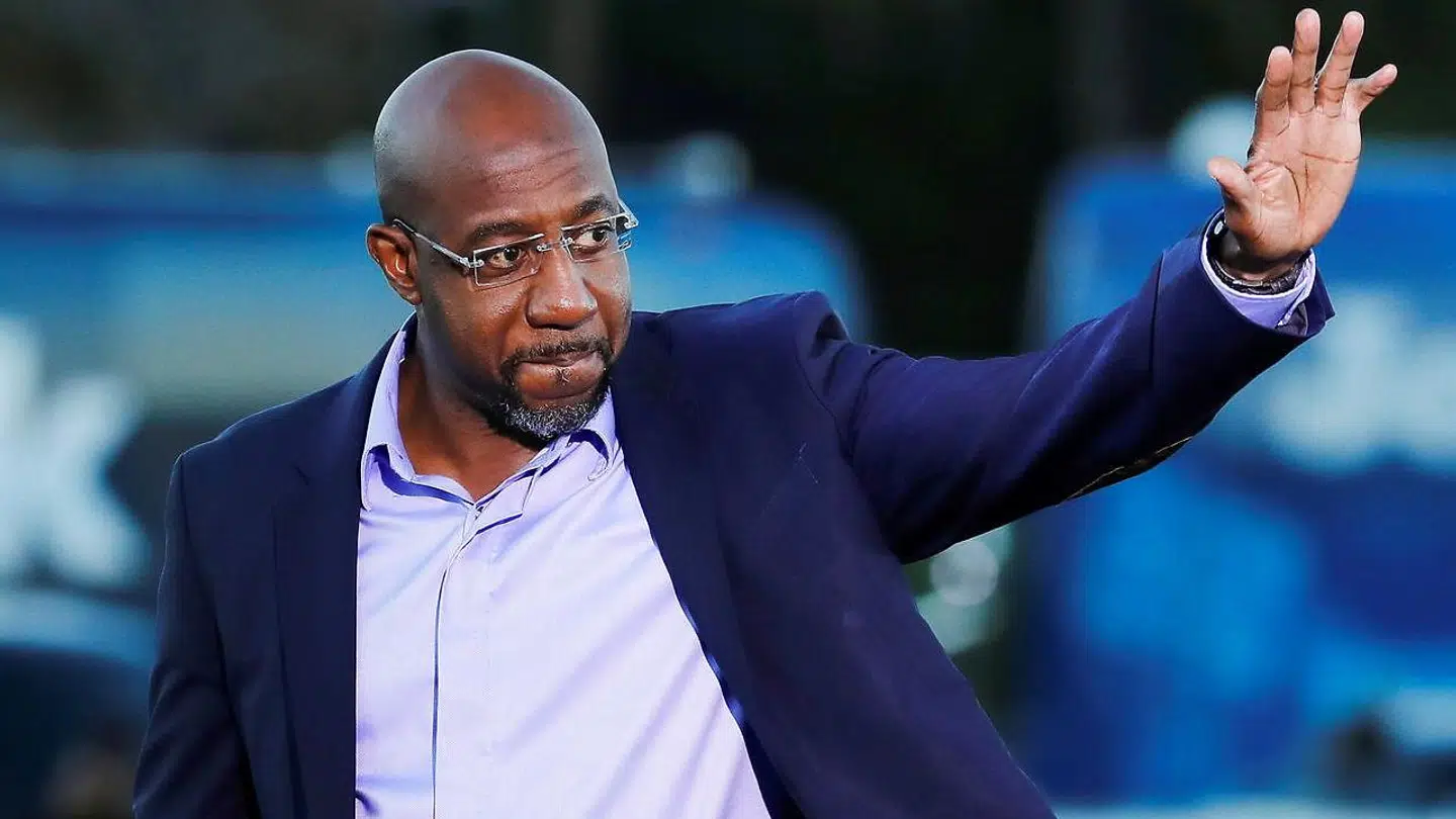 Raphael Warnock på scenen udenfor Savannah i Georgia søndag eftermiddag, lokal tid.