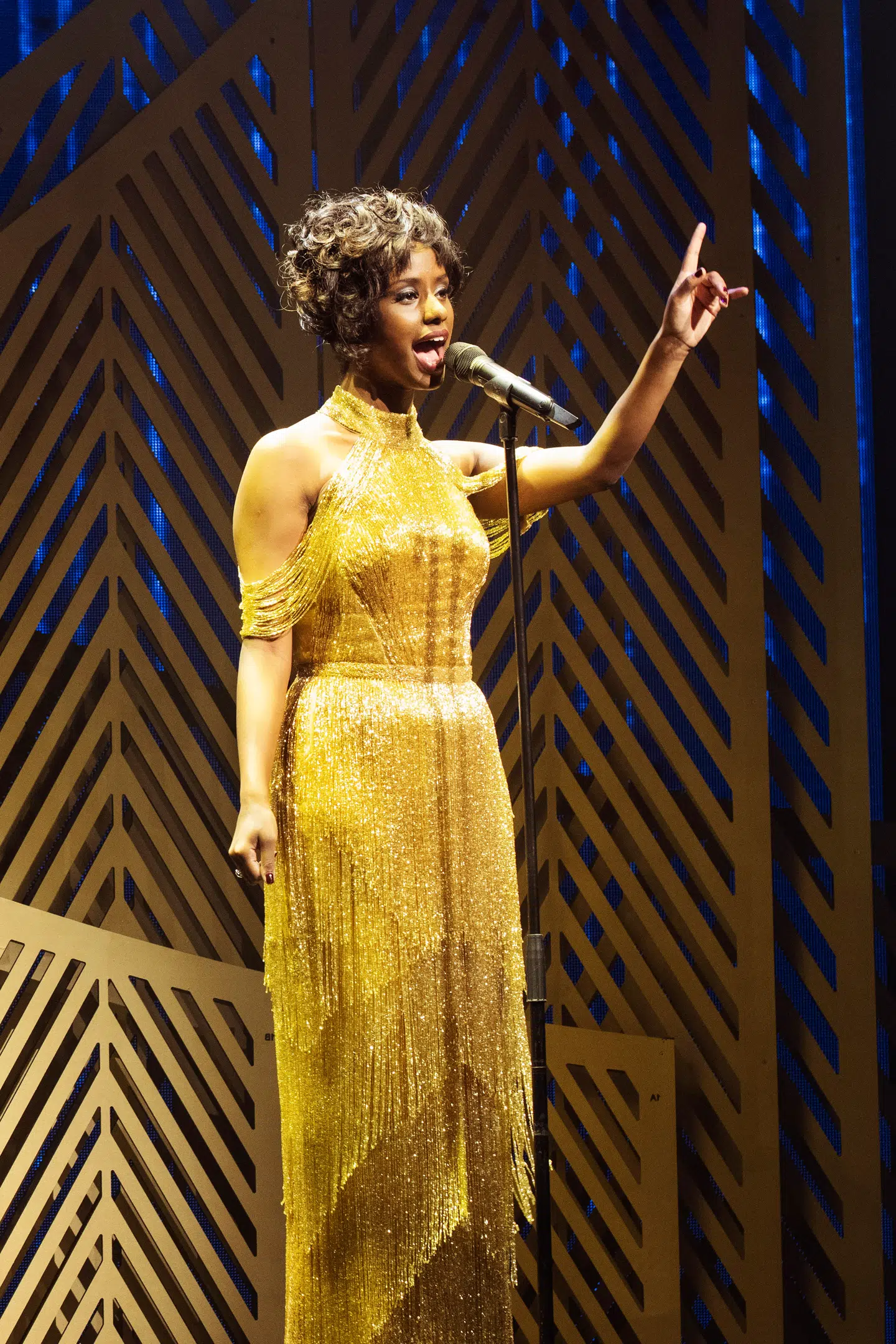 Her ses Andrea Lykke Oehlenschlæger i hovedrollen som Rachel Marron i musikalen 'The Bodyguard –The Musical' iført en af Jesper Høvrings kjoler.