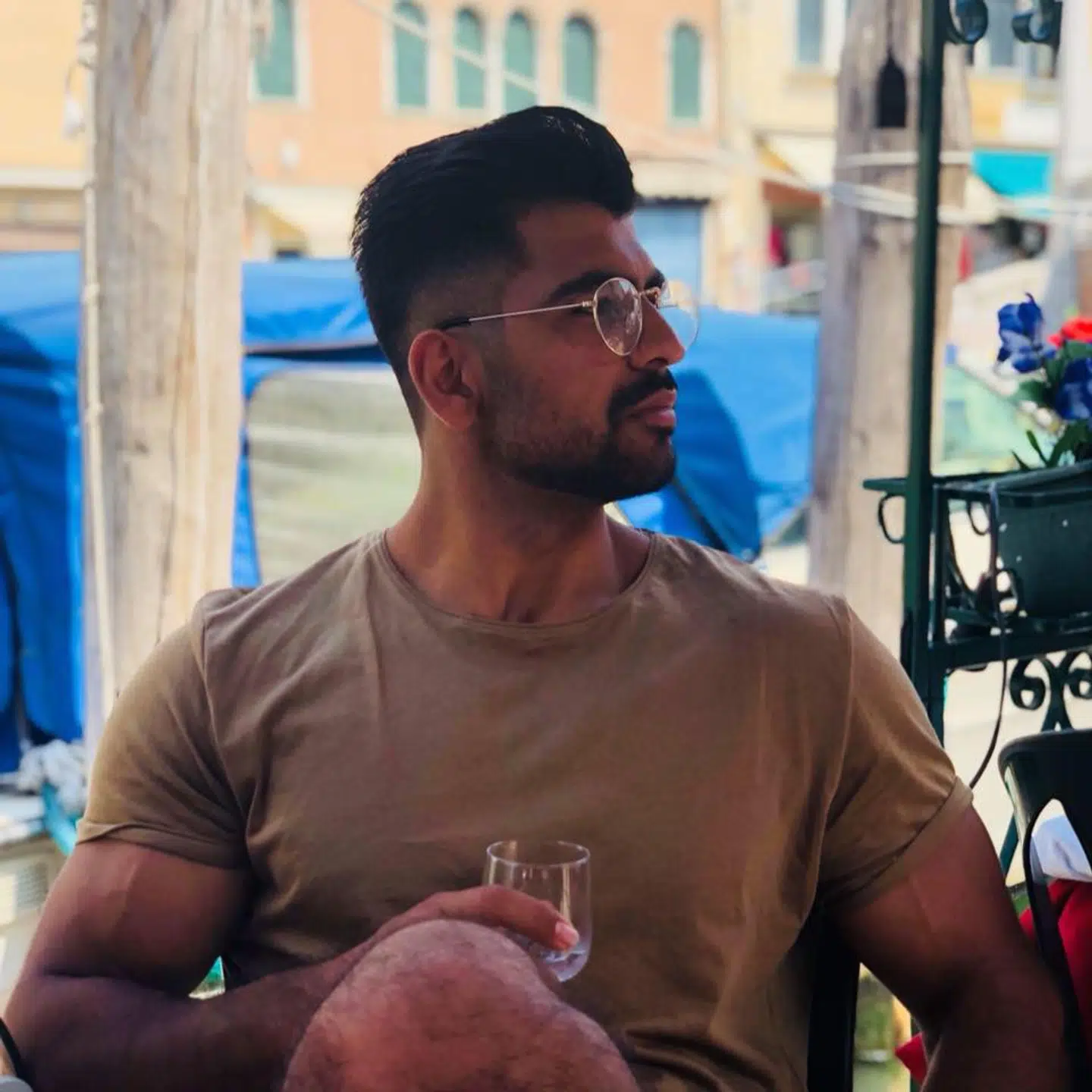 Sohrab Ahamadzai måtte onsdag sige farvel til sin fire år ældre bror, der mistede sit liv, fordi han passede sit arbejde på et bosted.