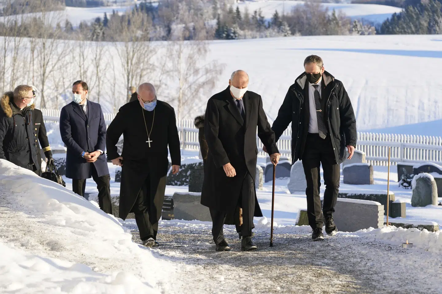 Den norske kong Harald, dronning Sonja og kronprins Haakon ankommer til Gjerdrum Kirke for at tænde lys for ofrene for et stort jordskred, der skete natten til onsdag