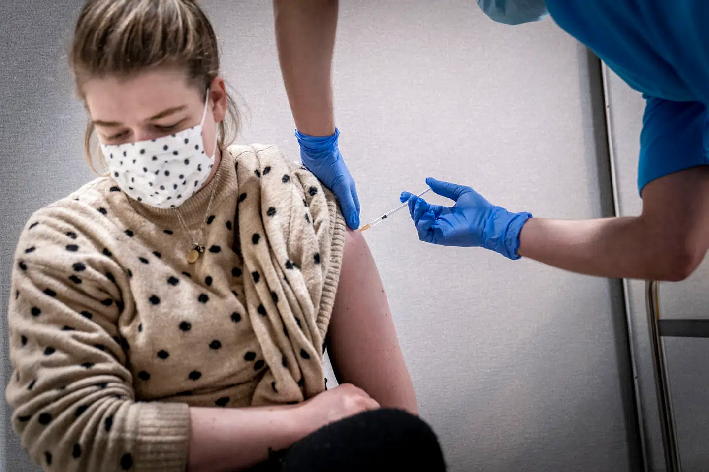 Sundhedspersonale – her Maria – vaccineres på Sjællands Universitetshospital i Roskilde søndag 27. december 2020.