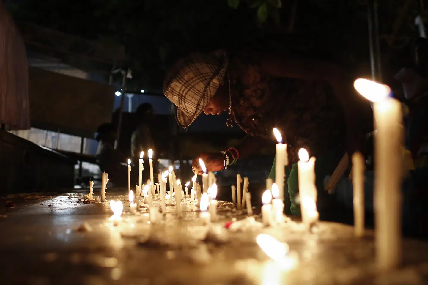 En kvinde tænder et lys uden for Taj Mahal Hotel i Mumbai for at mindes ofrene for angrebene i 2008. (Arkivfoto) Danish Siddiqui/Reuters