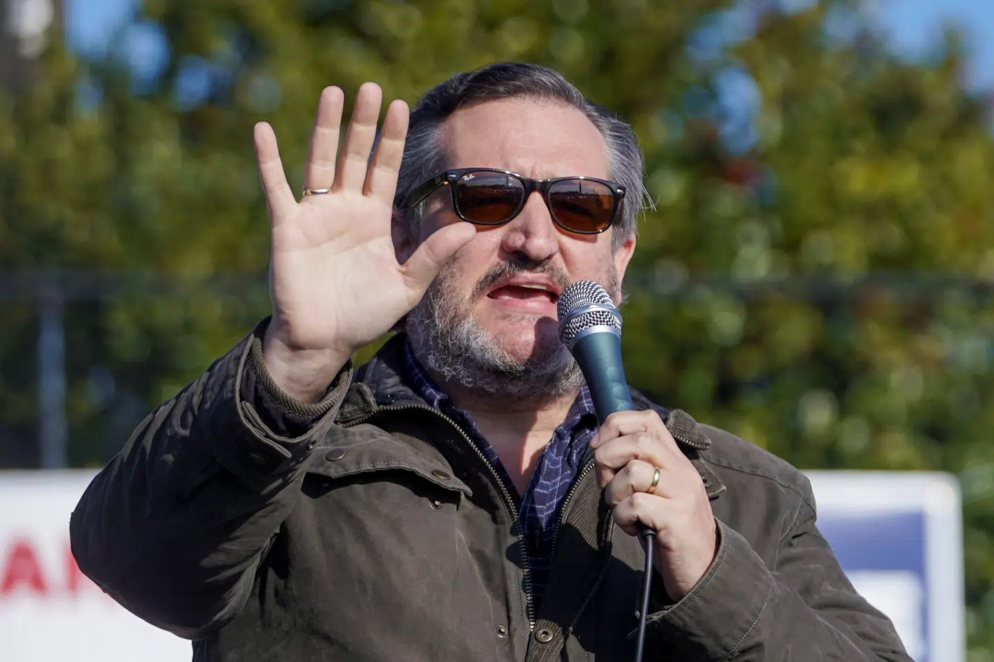 Senator Ted Cruz var lørdag i Georgia for at føre valgkamp for de to republikanske senatorer Kelly Loeffler og David Perdue, der håber at blive genvalgt til USA's Senat ved anden valgrunde i Georgia på tirsdag. Hvis de mister deres pladser til de to demokratiske udfordrere, Jon Ossoff og Raphael Warnock, mister Republikanerne også deres flertal i Senatet. Elijah Nouvelage/Reuters