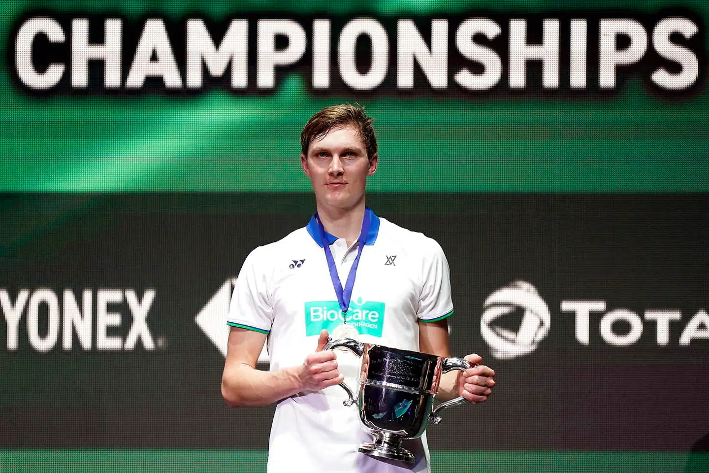 Endelig kunne Viktor Axelsen løfte All England-trofæet.
