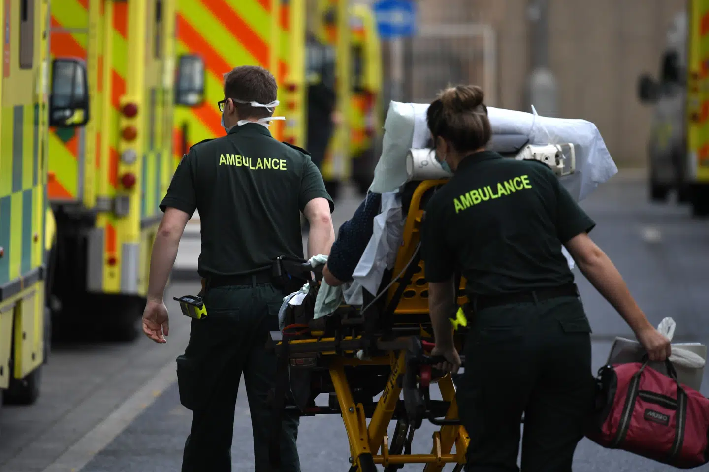Redningsmandskab kører endnu en coronapatient ind på The Royal London Hospital i det østlige London lørdag. Hospitalerne er under stigende pres på grund af de mange coronapatienter, der er indlagt. Daniel Leal-Olivas/Ritzau Scanpix