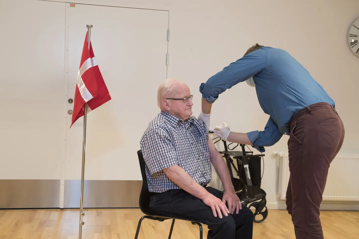 Den første vaccination mod covid-19 i Nordjylland blev givet den 27. december på plejehjemmet Birkebo til 92-årige Chresten Baisgaard. Lars Horn/Ritzau Scanpix