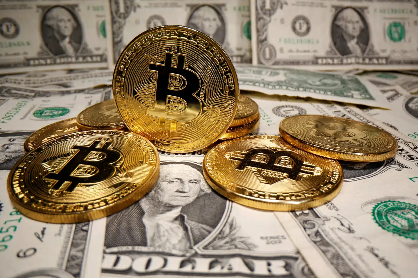 En del investorer betragter bitcoin som et værn mod stigende inflation over for en svækket dollar og i kølvandet på de massive hjælpepakker, som blandt andet USA har vedtaget for at hjælpe lønmodtagere og virksomheder, der er ramt af coronakrisen. (Arkivfoto) Dado Ruvic/Reuters