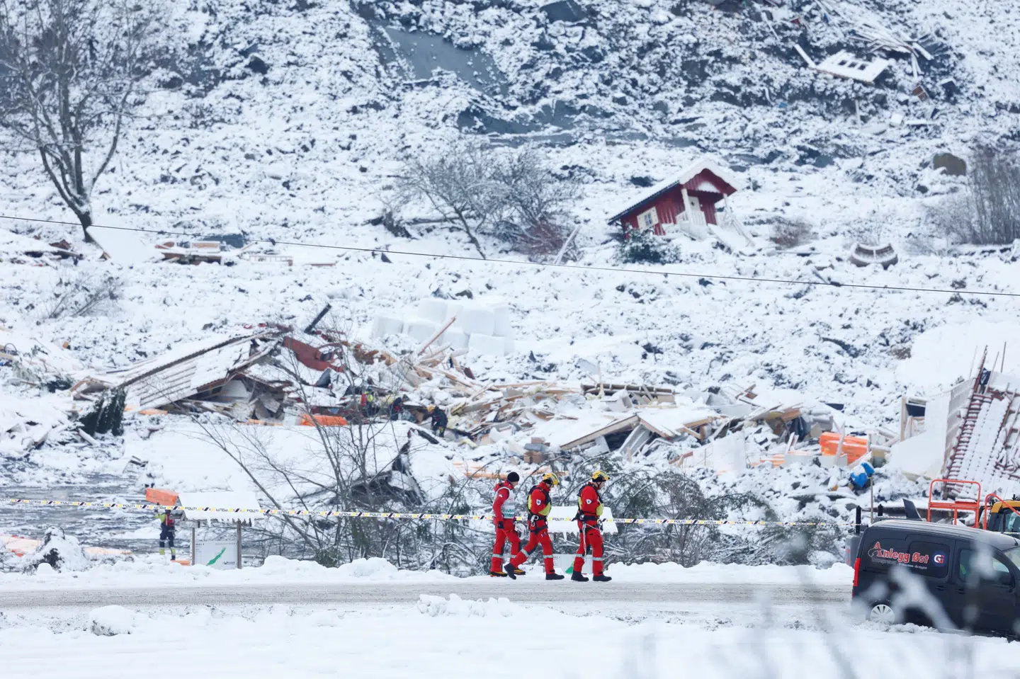 Politi, brandvæsen og andet beredskab arbejder lørdag intensivt i en redningsaktion efter jordskreddet, der skete i Gjerdrum natten til onsdag. Ntb/Reuters