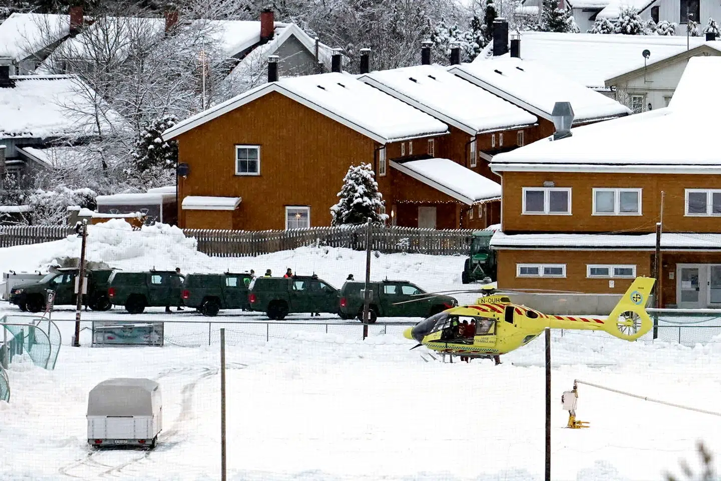 En luftambulance på jorden i nærheden af jordskredområdet i Ask i Gjerdrum kommune, Norge, 1. januar 2021. Flere hjem er taget af lavinen