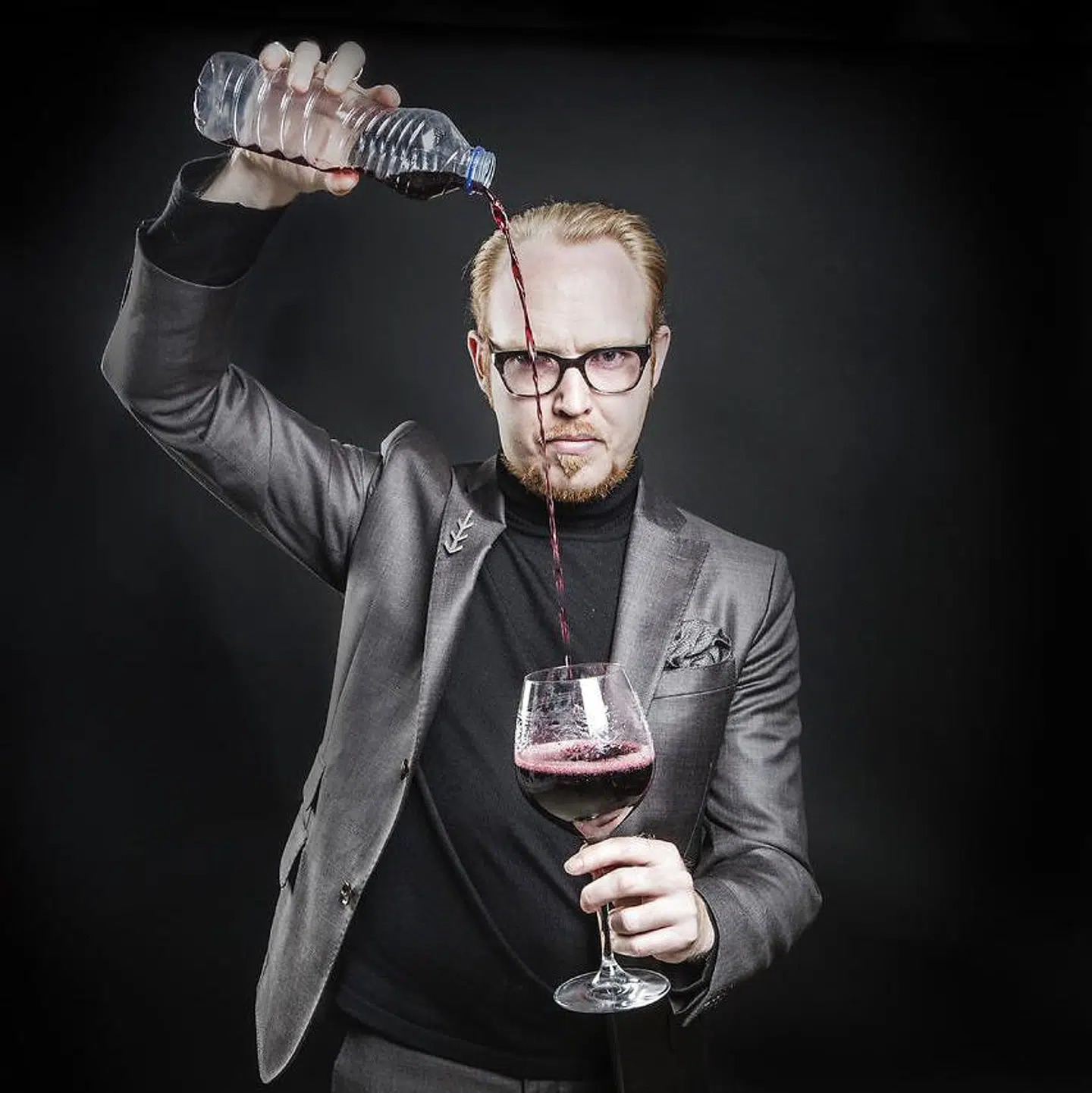 Jan Hellesøe fortæller, at han i 2015 forsøgte sig med – med stor succes – at hypnotisere en mand til at skyde og dræbe en anden. I hvert fald så tæt på, han kunne komme, uden det rent faktisk skete.