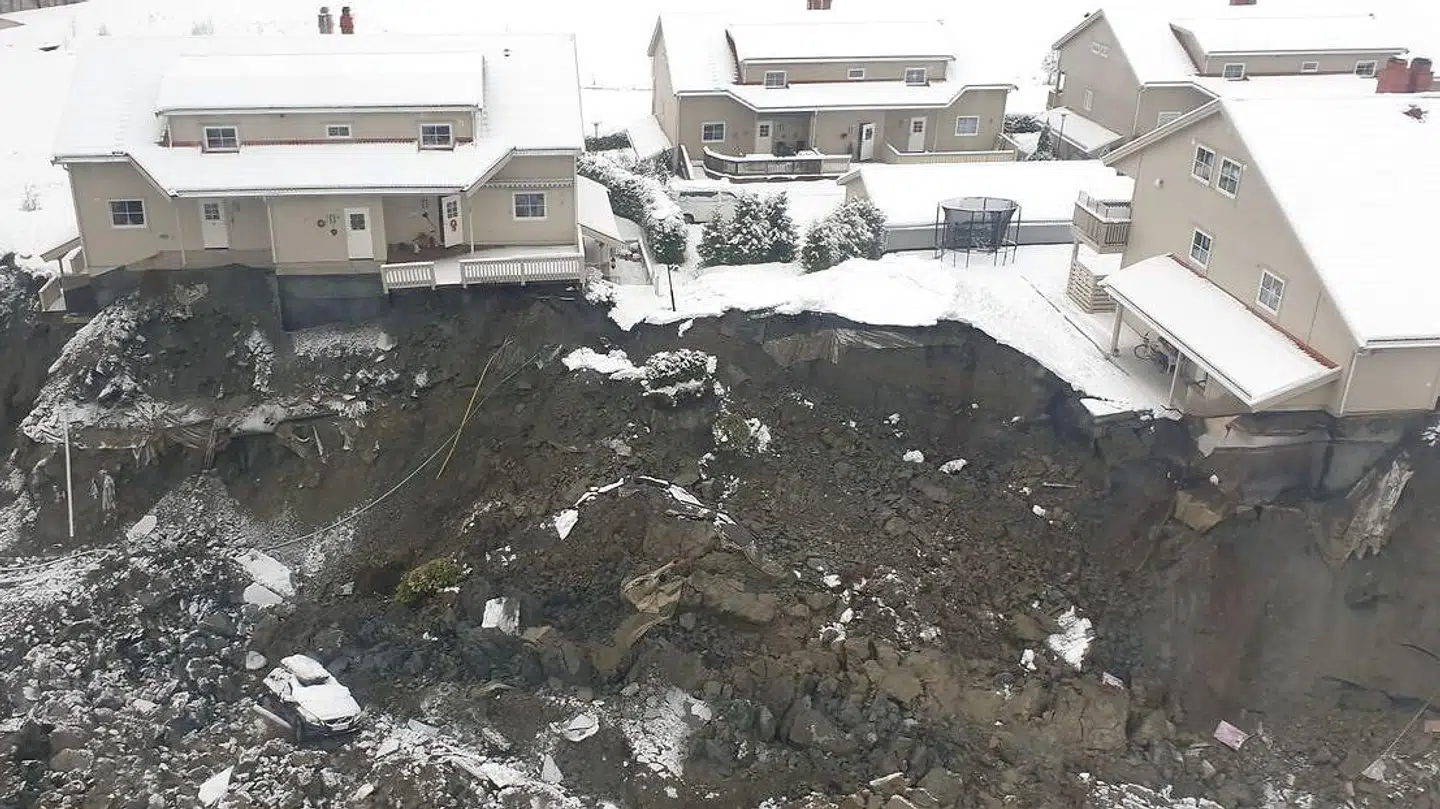 En person er på nuværende tidspunkt bekræftet omkommet i jordskreddet.