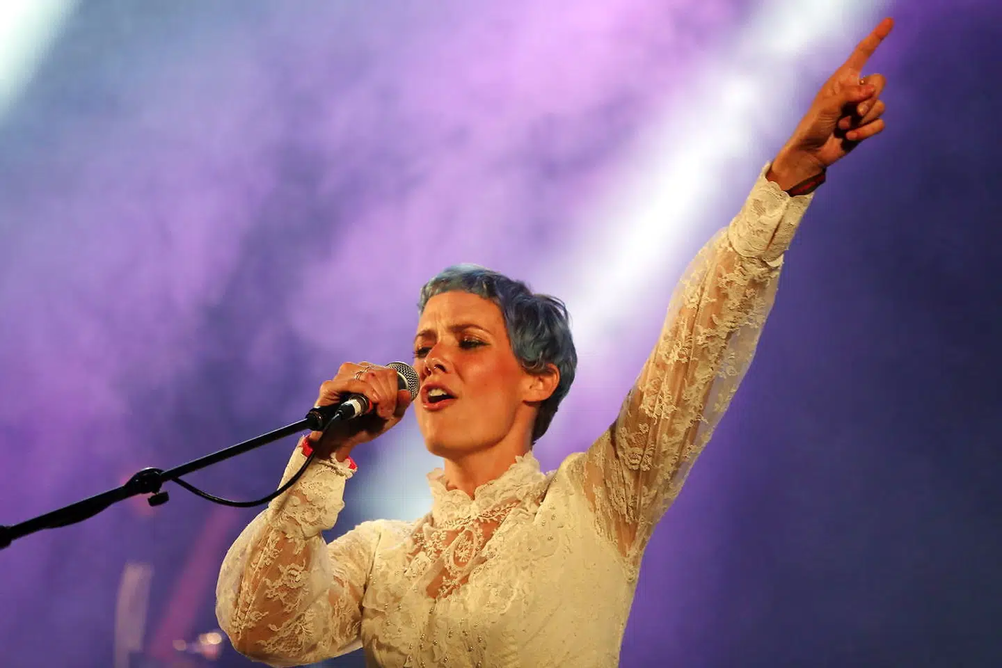 Oh Land i sit rette element. Her på scenen ved Super Rock Festival i Portugal i 2014.