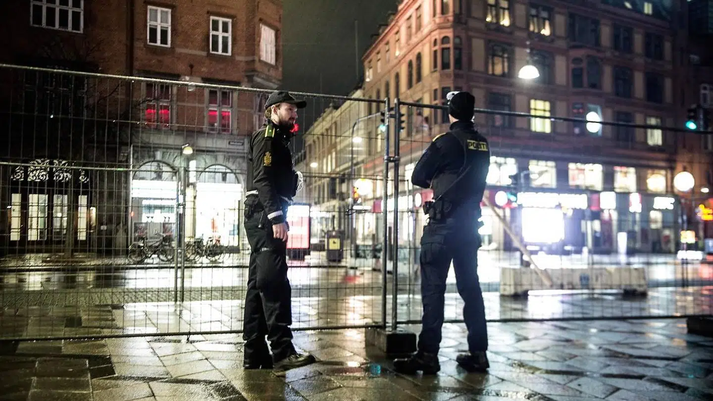 Fest og fejring på nytårsaften i København midt i en pandemi tid. Politiet melder om en usædvanlig stille aften.