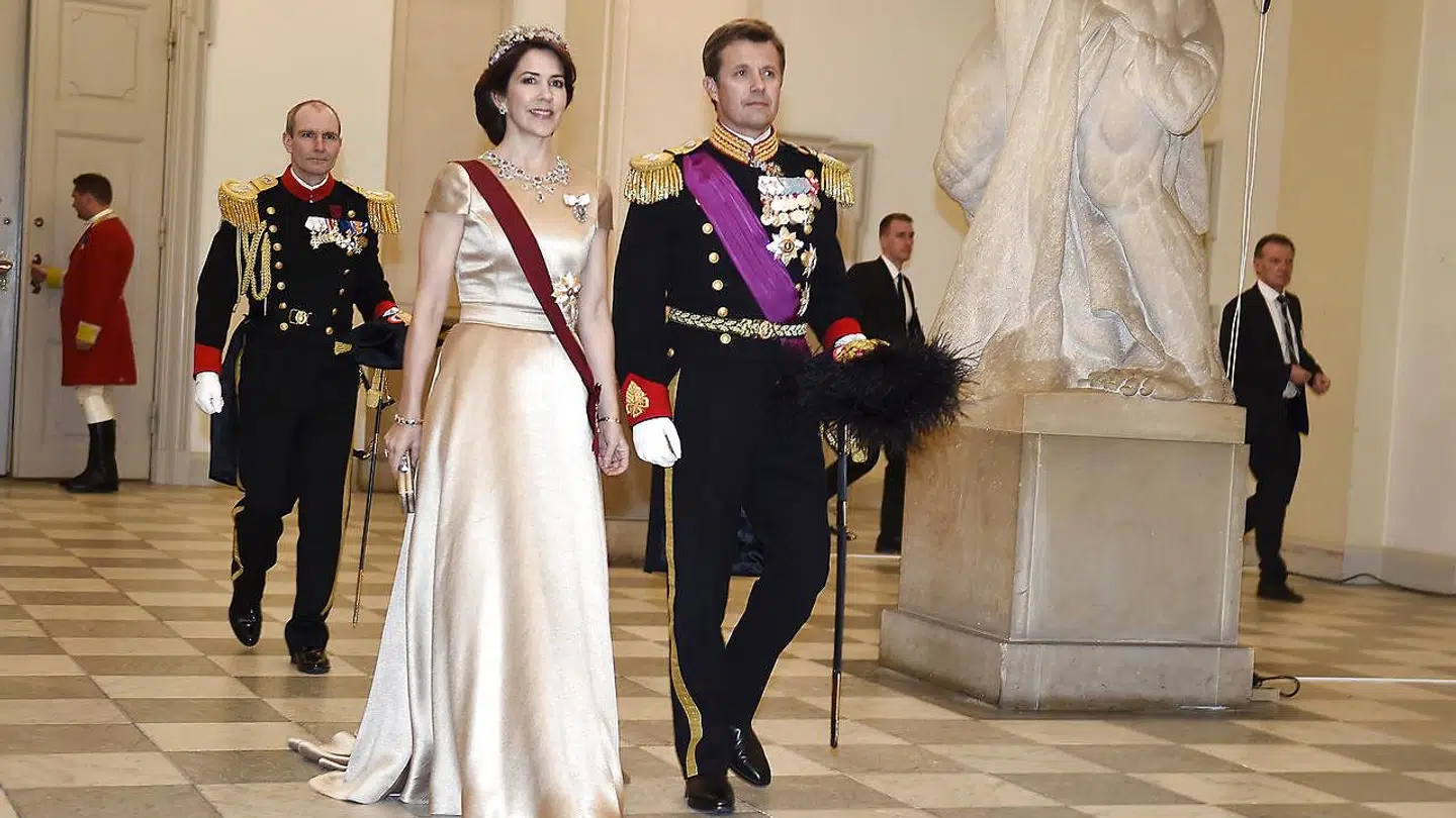 Jesper Høvring har blandt andet lavet denne gyldne kreation, som Kronprinsesse Mary havde på til en gallamiddag på Christiansborg i 2017 i anledning af det belgiske kongepars statsbesøg i Danmark.