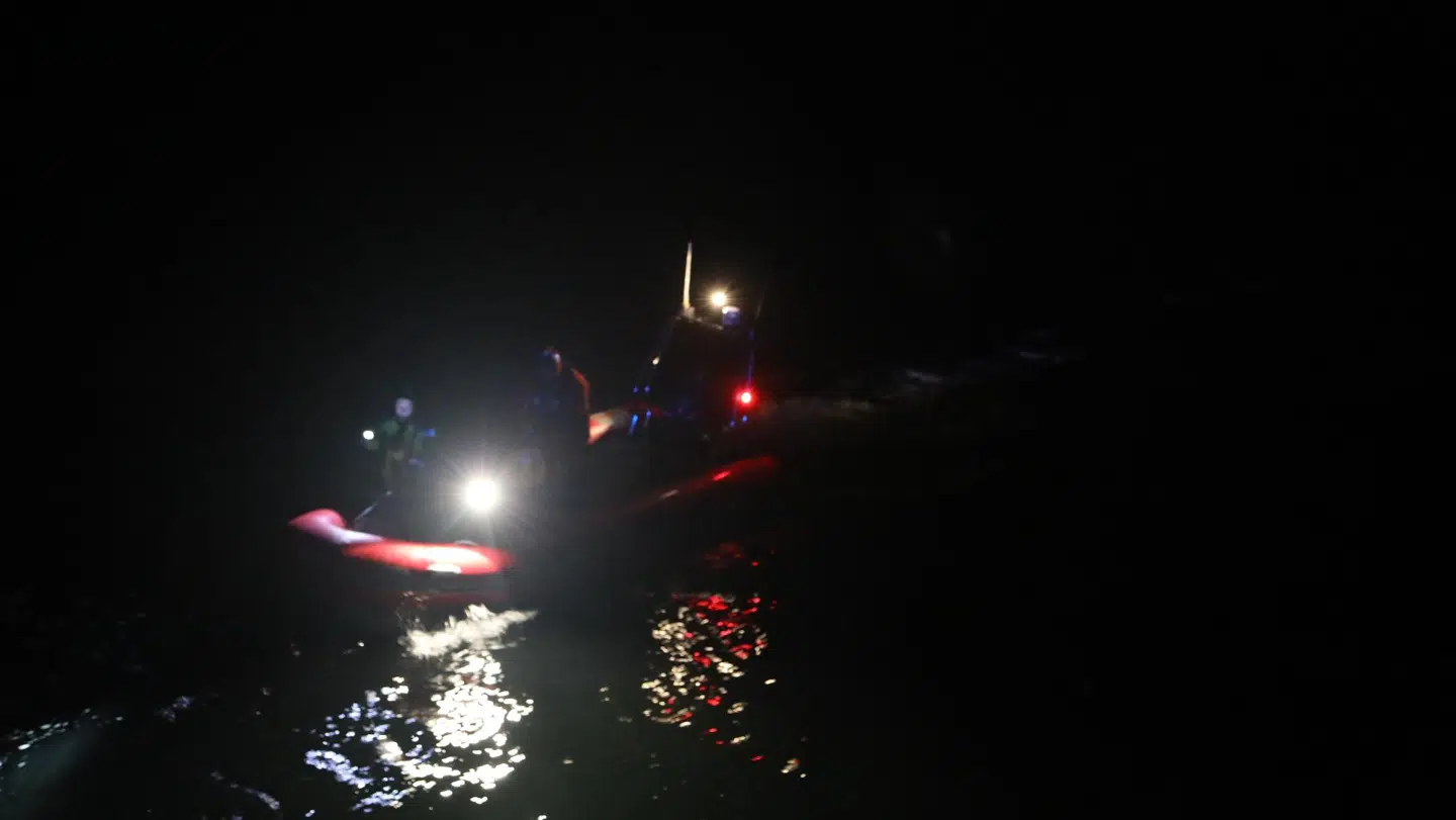 Redningsfolk leder på vandet.