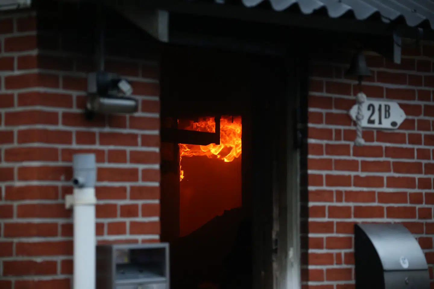 Der var synlige flammer i huset.