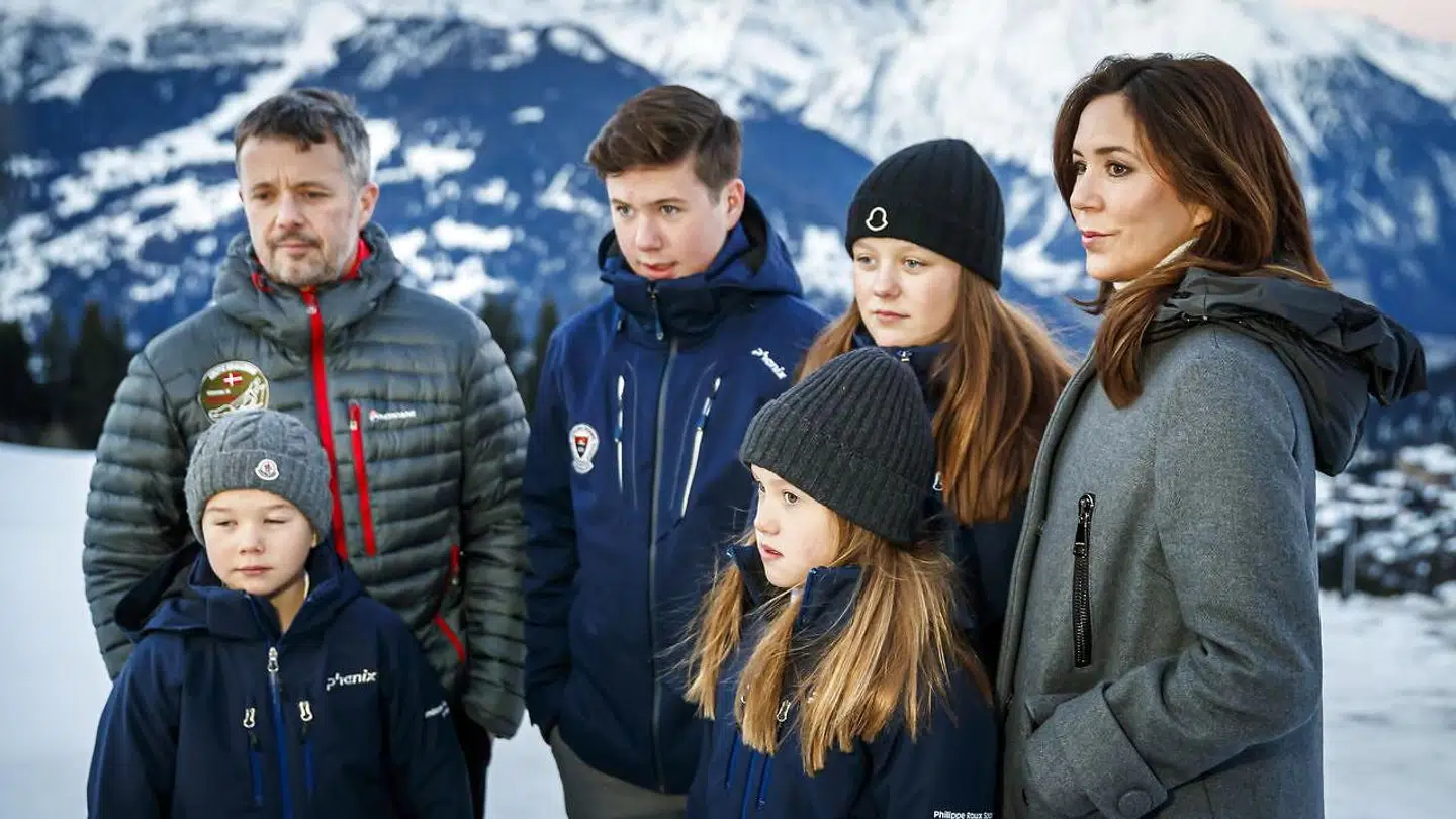 Kronprins Frederik smed noget af en forsinkret nytårsbombe, da han højt oppe i de schweiziske alper afslørede, at kronprinsparret i 10 år havde ejet en skihytte i Verbier.