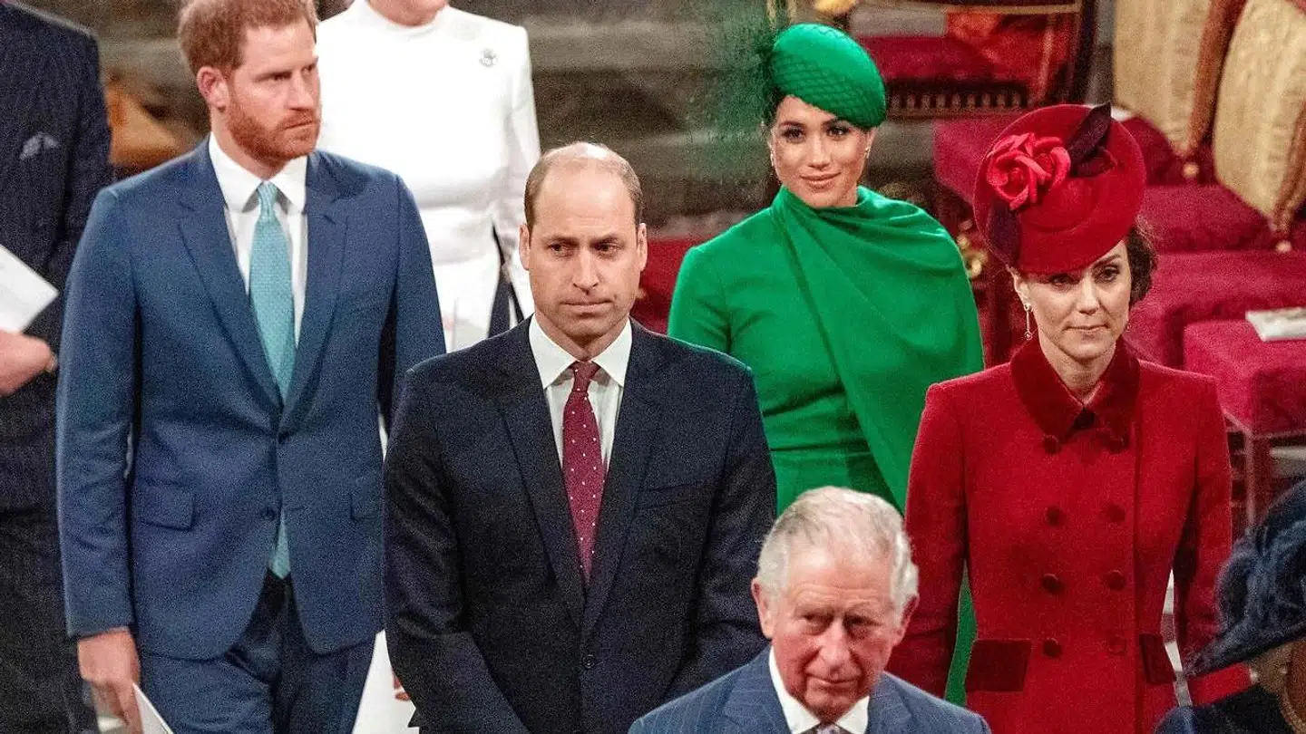 Det var svært at finde en grimasse, der kunne passe, da den britiske kongefamilie skulle deltage i den årlige Commonwealth-gudstjeneste i marts. Begivenheden var nemlig den sidste officielle pligt, som prins Harry og heruginde Meghan deltog i, før de forlod livet som kongelige. Og som det tydeligt ses, var der ikke enighed i familien om den beslutning.