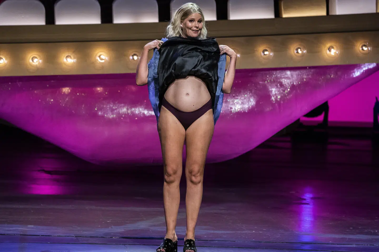Se min mave! Sofie Linde fremviste sin spirende babybule, som rummer endnu en lille pige. Martin Sylvest/Ritzau Scanpix