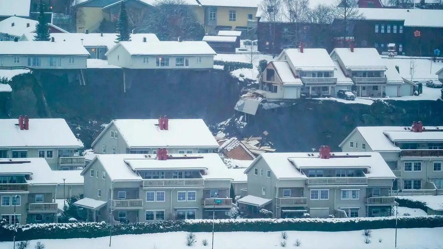 Adskillige huse er blevet ødelagt som følge af jordskreddet.