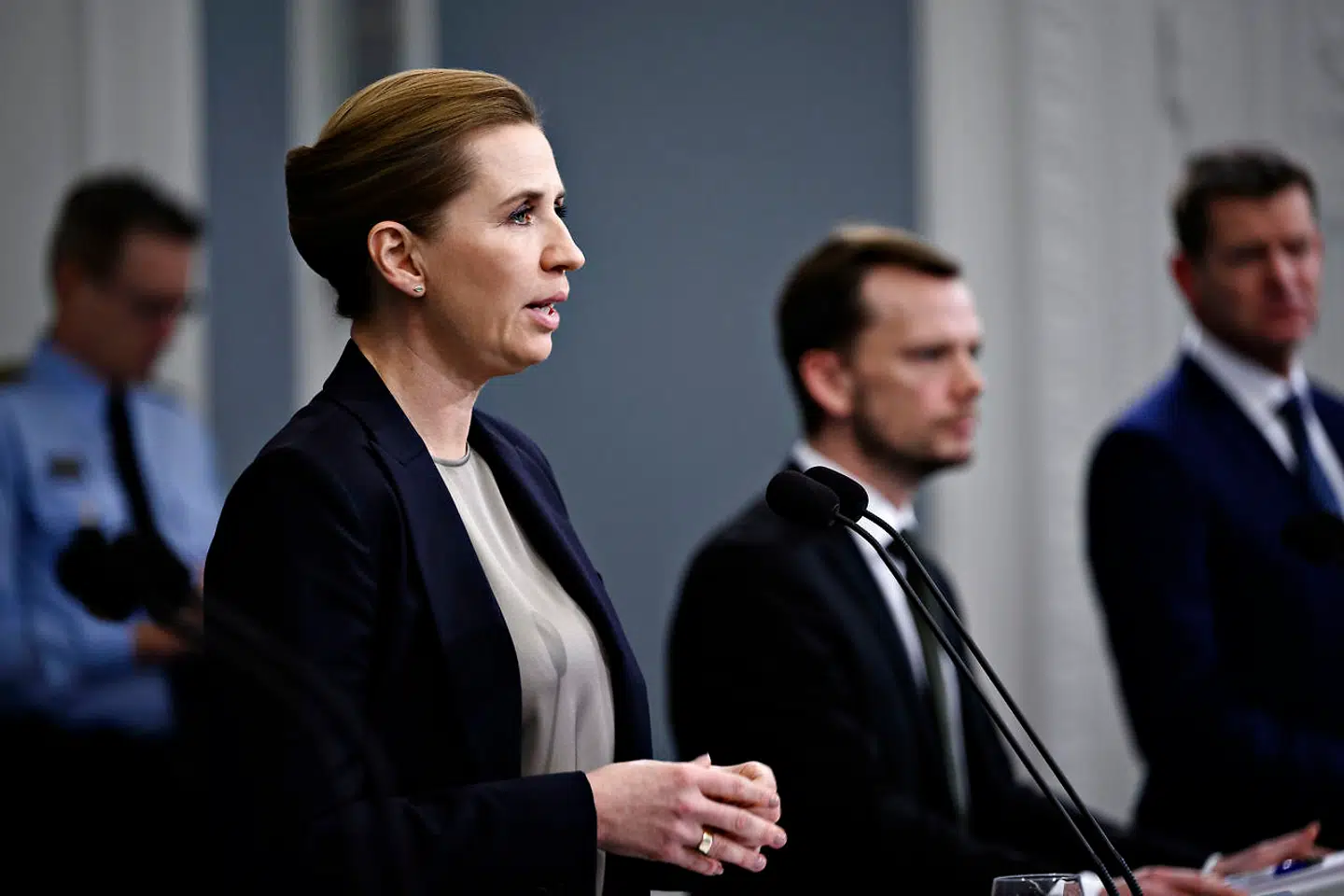 Statsminister Mette Frederiksen (S) samt beskæftigelsesminister Peter Hummelgaard (S), rigspolitichef Thorkild Fogde og direktør for Sundhedsstyrelsen Søren Brostrøm, da statsministeren sammen med sundheds- og ældreministeren, beskæftigelsesministeren, Statens Serum Institut, Rigspolitiet og Sundhedsstyrelsen, holder pressemøde om covid-19 i Danmark i Spejlsalen i Statsministeriet i København 29. december 2020. (Foto: Philip Davali/Ritzau Scanpix)