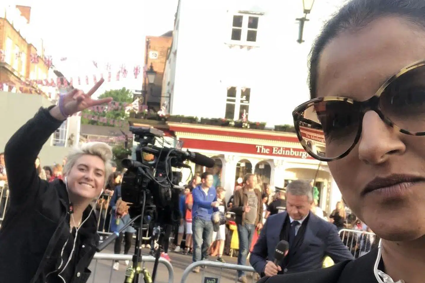 Som korrespondenter for henholdsvis TV 2 og DR har Divya Das og Kim Bildsøe Lassen ofte skulle dække de samme historier. Her er de begge på arbejde i forbindelse med Meghan og Harrys bryllup i 2018