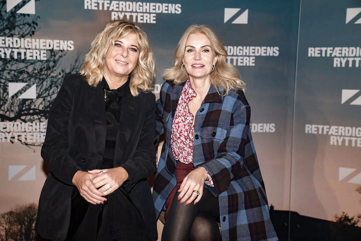 Paprika Steen og Helle Thorning-Schmidt ved gallapremieren på komedien 'Retfærdighedens ryttere' i november 2020. Foto: Emil Helms/Ritzau Scanpix.
