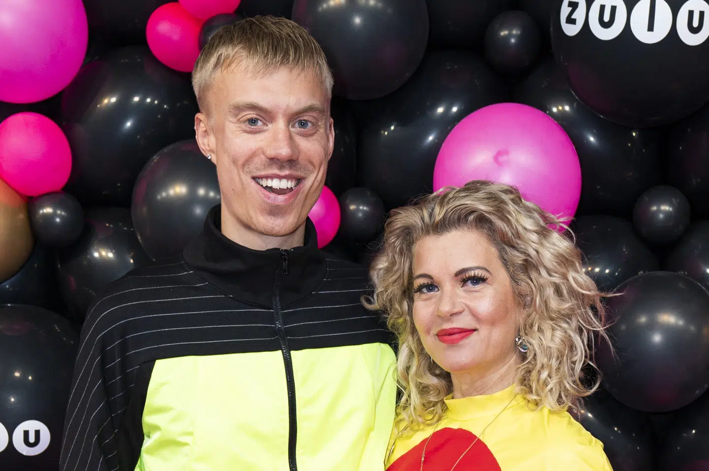 DR-værten Sara Bro og tv-tilrettelæggeren Lasse Lund mødte hinanden ved en fødselsdagsfest på røgeriet i Allinge på Bornholm i 2016. Nu bimler bryllupsklokkerne for parret, efter at Sara Bro har friet til sin 15 år yngre kæreste. Hun har været gift før to gange før og har to børn fra sit andet ægteskab. Martin Sylvest/Ritzau Scanpix