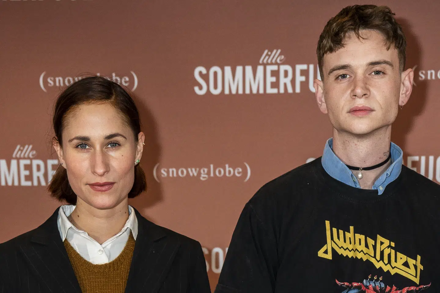 Rosalinde Mynster og musikerkæresten Jakob Emil Lamdahl Pedersen håber at kunne gifte sig inden for et års tid – hvis altså ikke coronasituationen forpurrer planerne. »Man er så bange for at blive skuffet, at man næsten ikke tør gå i gang med at drømme. Men det er rigtig dejligt at være forlovet,« sagde skuespillerinden, som især er kendt for sin rolle som Fie i TV 2's successerie 'Badehotellet'. Martin Sylvest/Ritzau Scanpix