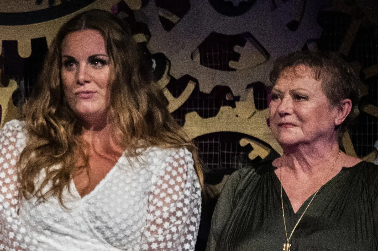 Skuespillerinden Lise Baastrup og revydronningen Lisbet Dahl er ikke kun kolleger, de er også snart i familie sammen. Lise Baastrup skal nemlig giftes med Lisbet Dahls søn Jakob Dahl, som hun har datteren Laura med. Her ses den celebre svigerdatter-svigermor-duo ved årets 'Zulu Comedy Galla' i august. Martin Sylvest/Ritzau Scanpix