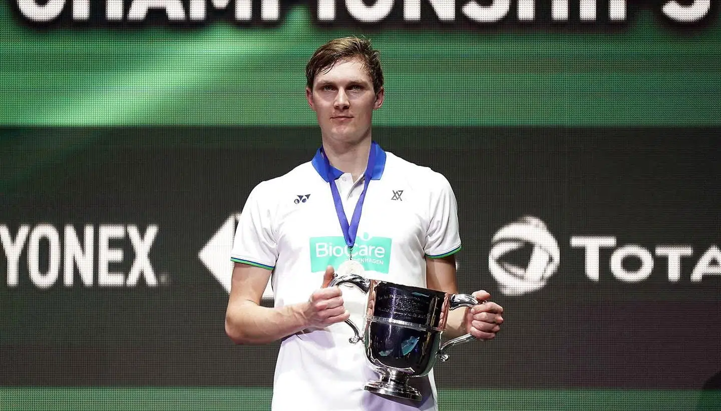 Viktor Axelsen på sejrsskamlen ved All England.