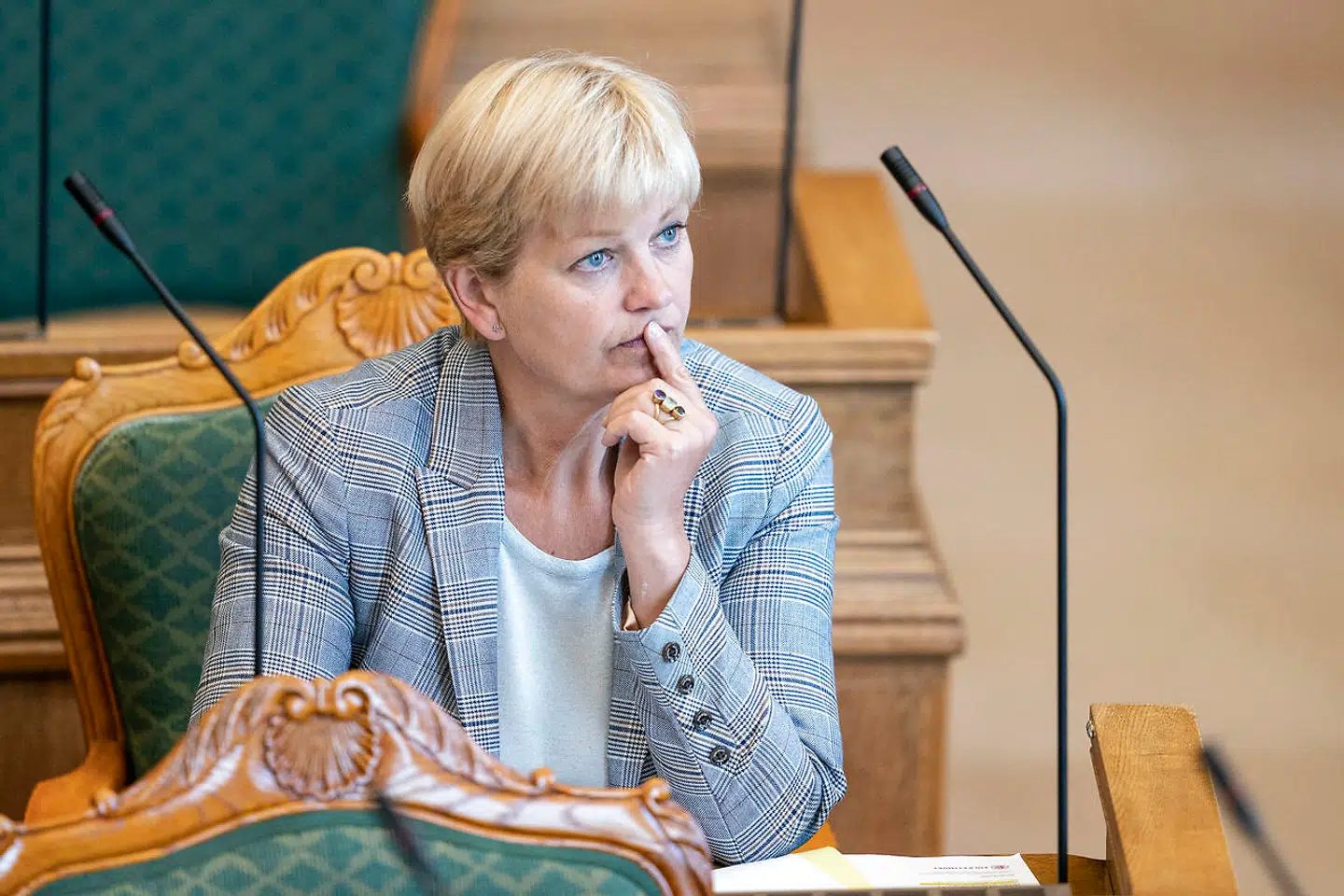 Den tidligere minister Eva Kjer Hansen afventer ligesom partiformanden Jakob Ellemann-Jensen en advokatundersøgelse for at se, om hun støtter en rigsretssag mod Inger Støjberg eller ej.