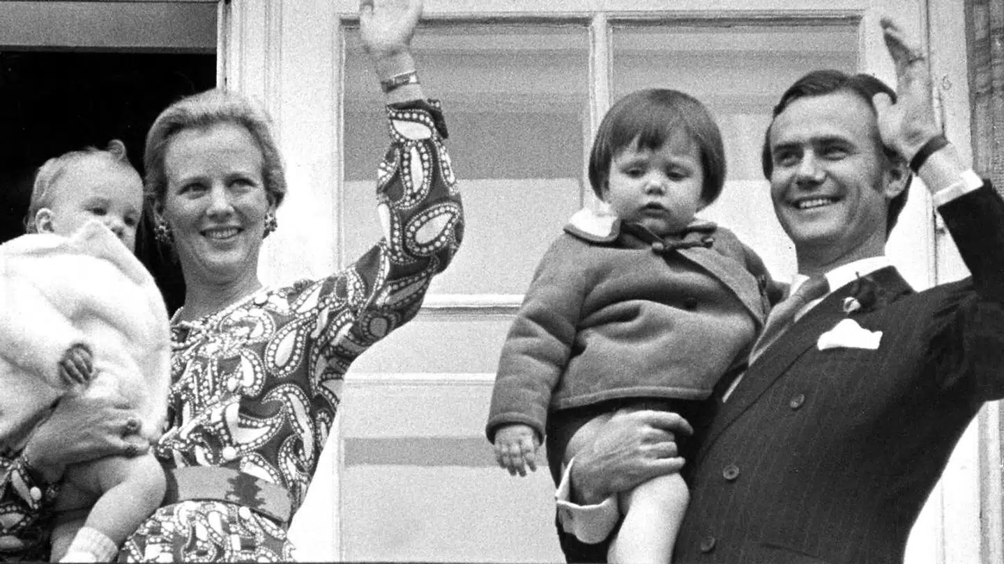 Prins Henrik havde et lidt strengere syn på børneopdragelse, end mange danskere havde. Men han blødte op, da det kom til børnebørnene, fortæller Stéphanie Surrugue.
