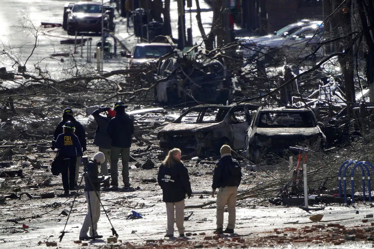 Gaden i Nashville efter eksposionen. Flere biler er ødelagt, og træer er blæst omkuld af bomben.