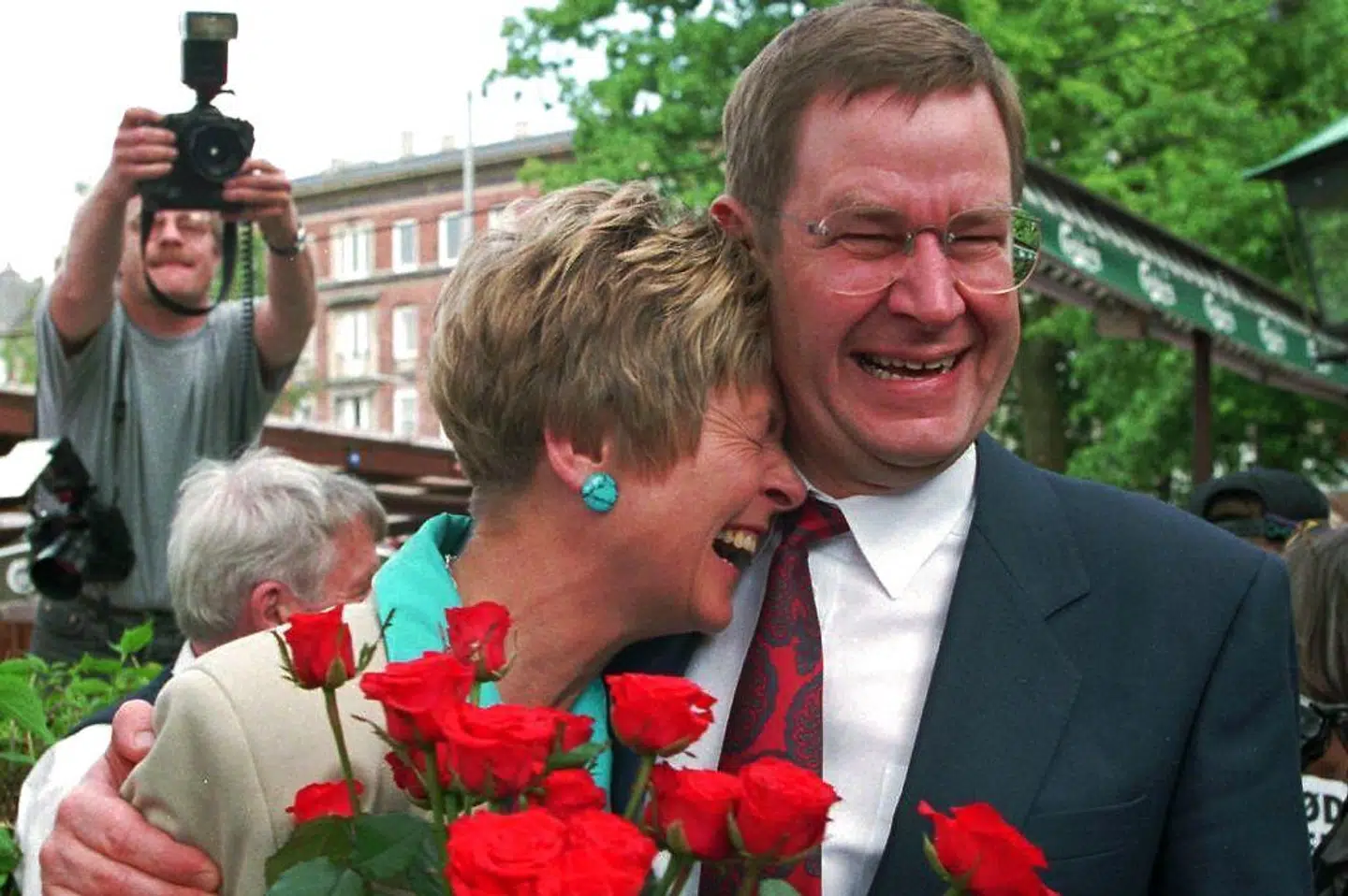 I 1994 blev Poul Nyrup Rasmussen og Lone Dybkjær gift i al hemmelighed. Først flere måneder senere afslørede de det for pressen.