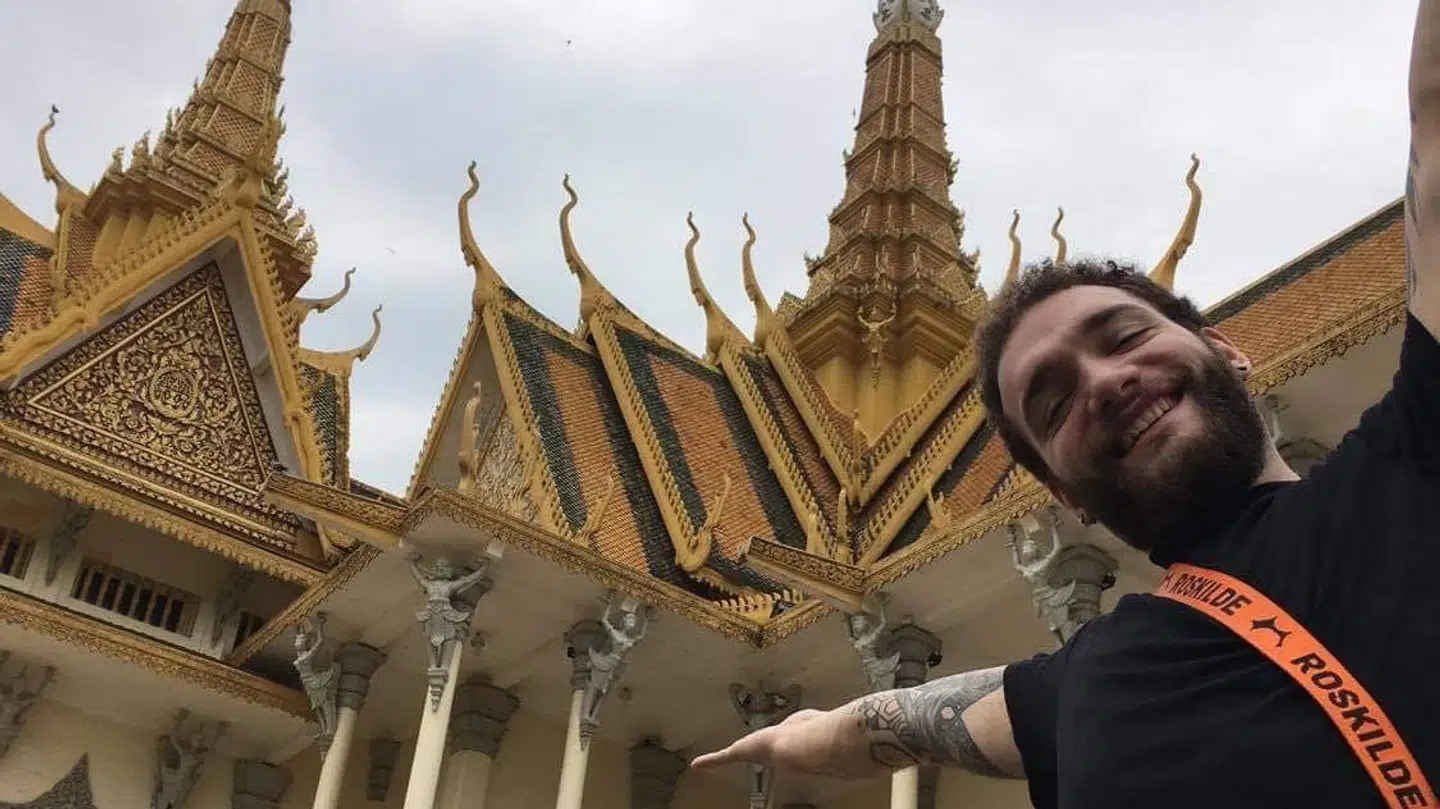 I stedet for at være ude og opleve Beijing måtte Luca og hans venner sidde i lufthavnen, fordi byen allerede var lukket ned, da de ankom.