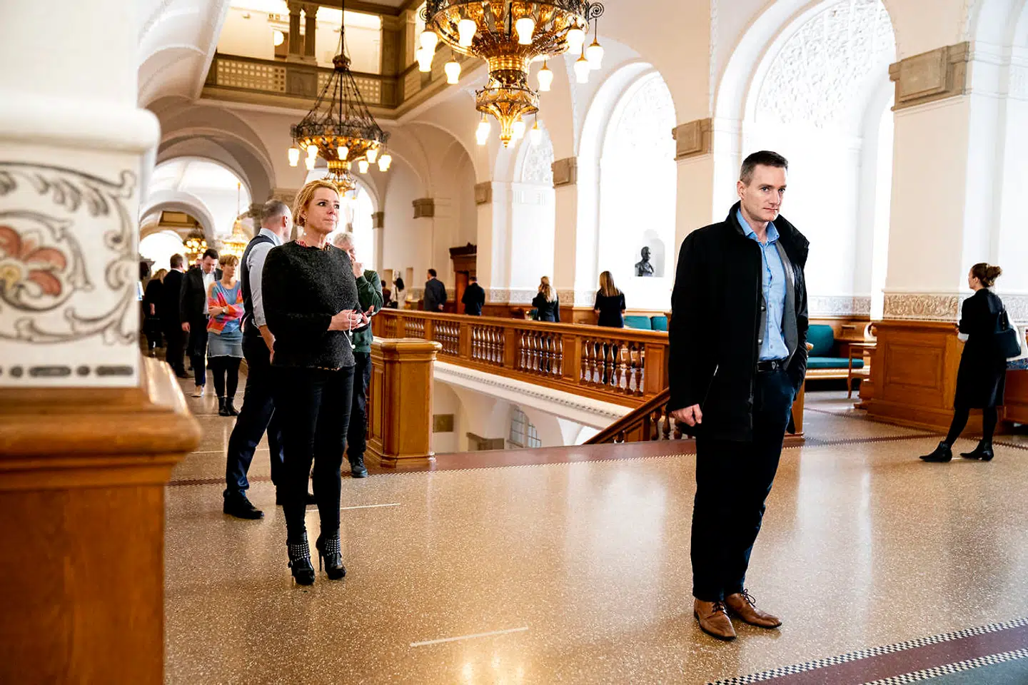 MF'ere i kø i Vandrehallen på Christiansborg foran Folketingssalen, ved afstemning om covid-19-hastelovgivning 26. marts 2020. I forgrunden Rasmus Jarlov og Inger Støjberg.