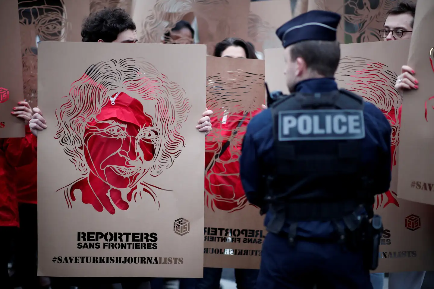 50 journalister blev dræbt i forbindelse med deres arbejde i 2020, siger Journalister uden Grænser (RSF) i organisationens årlige rapport. RSF ses her ved en aktion  i Paris for pressefrihed i Tyrkiet i 2018. Benoit Tessier/Reuters