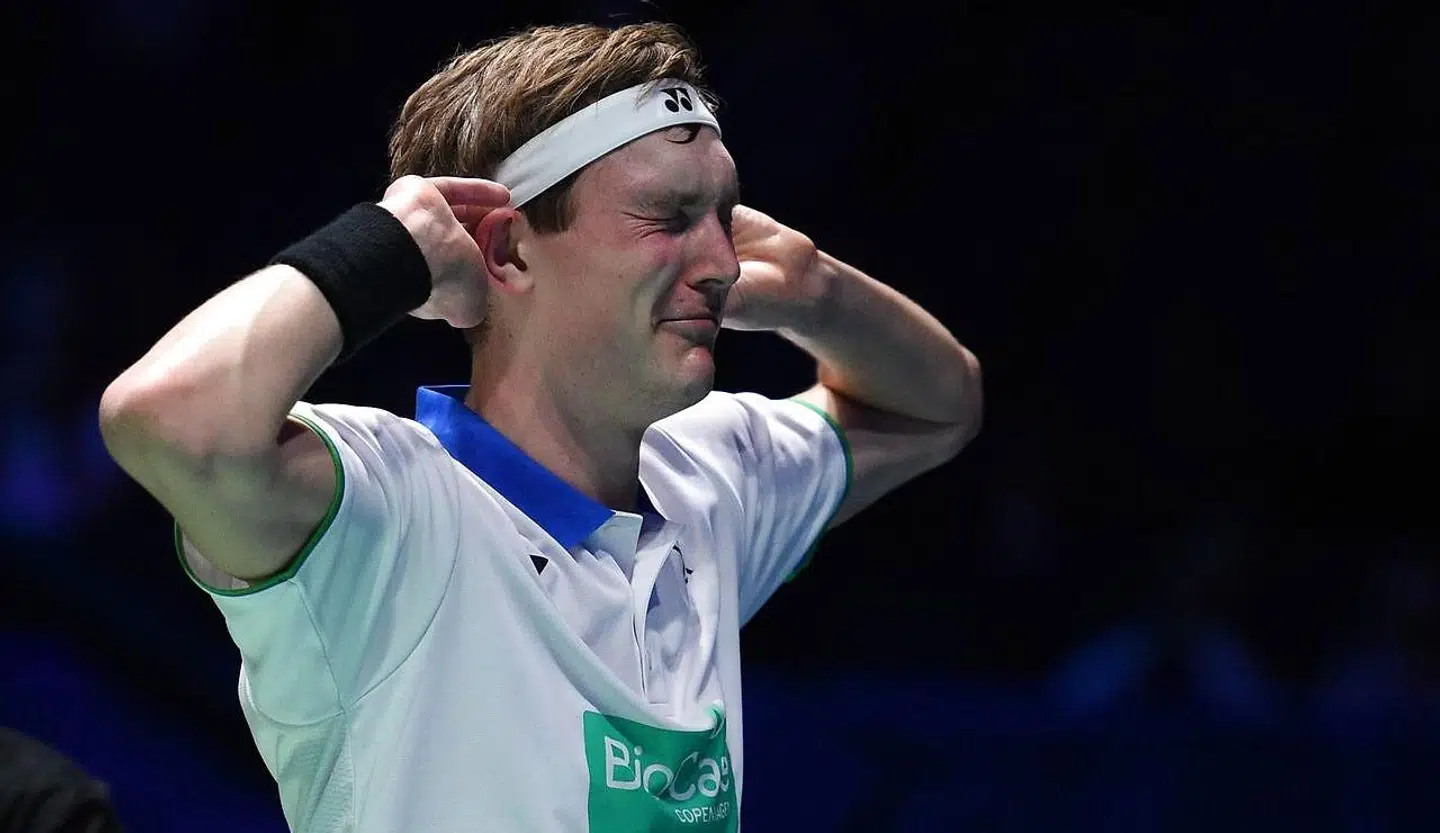Det var en rørt Viktor Axelsen i sekunderne efter den sidste bold i All England-finalen.