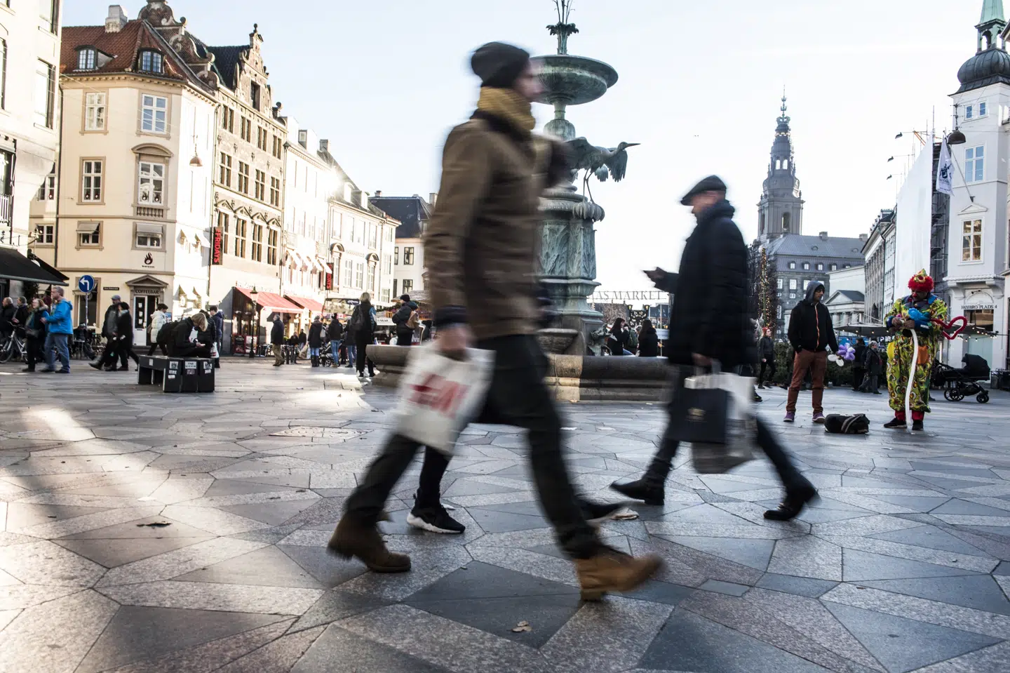 Fremover kan det være en god idé at medbringe en bærepose eller et stofnet hjemmefra, når man skal på shoppetur. Det er slut med gratis poser. (Arkivfoto) ólafur Steinar Gestsson/Ritzau Scanpix