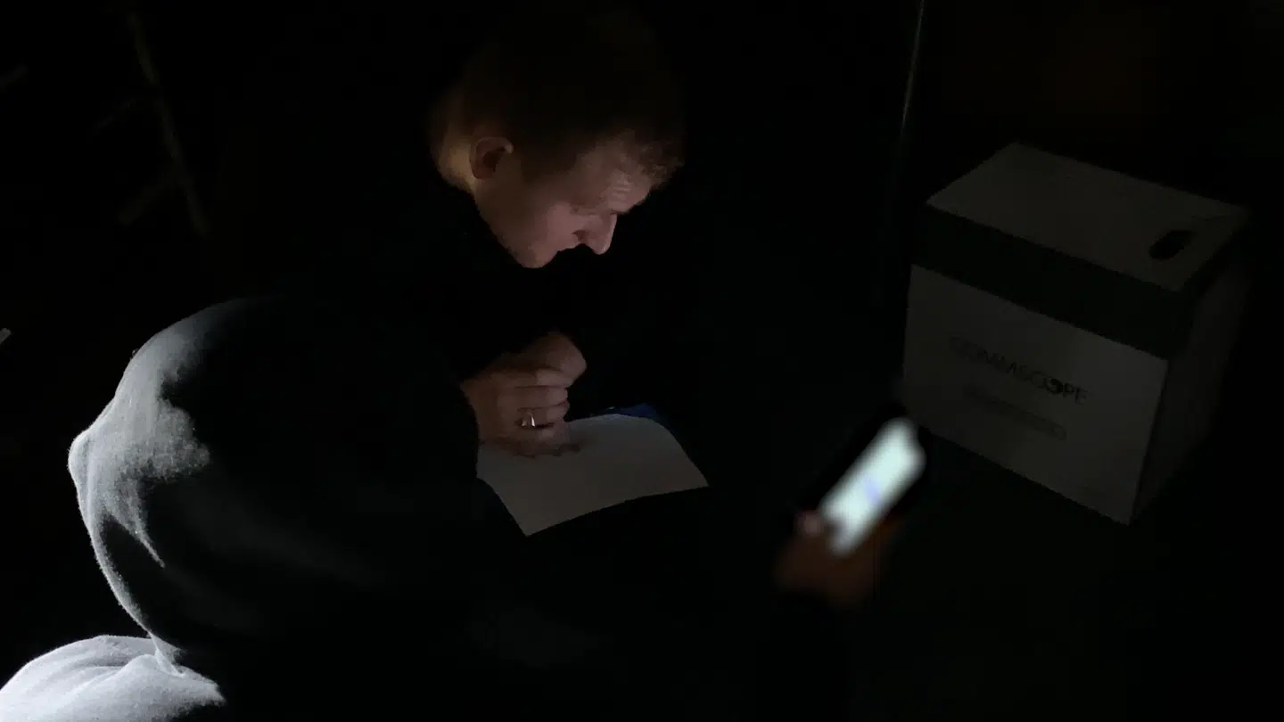 På sin mobiltelefon har Jonas hele sin forretning. Det er der, han skriver med lånere og overfører pengene. Du kan se mødet med Jonas i videoen øverst i artiklen.