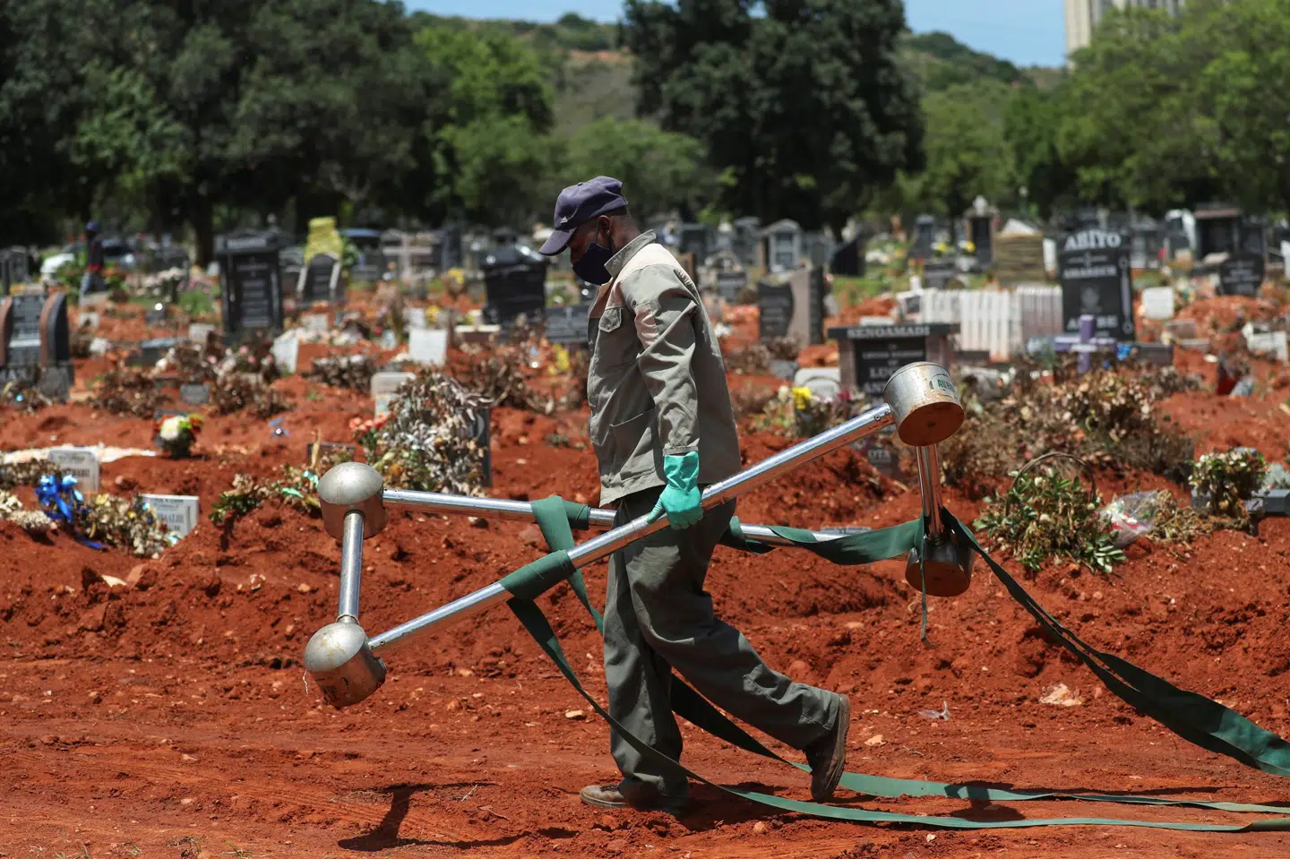 En graver på en kirkegård i Johannesburg i Sydafrika, som er blevet det første afrikanske land med over en million smittetilfælde under pandemien. Siphiwe Sibeko/Reuters