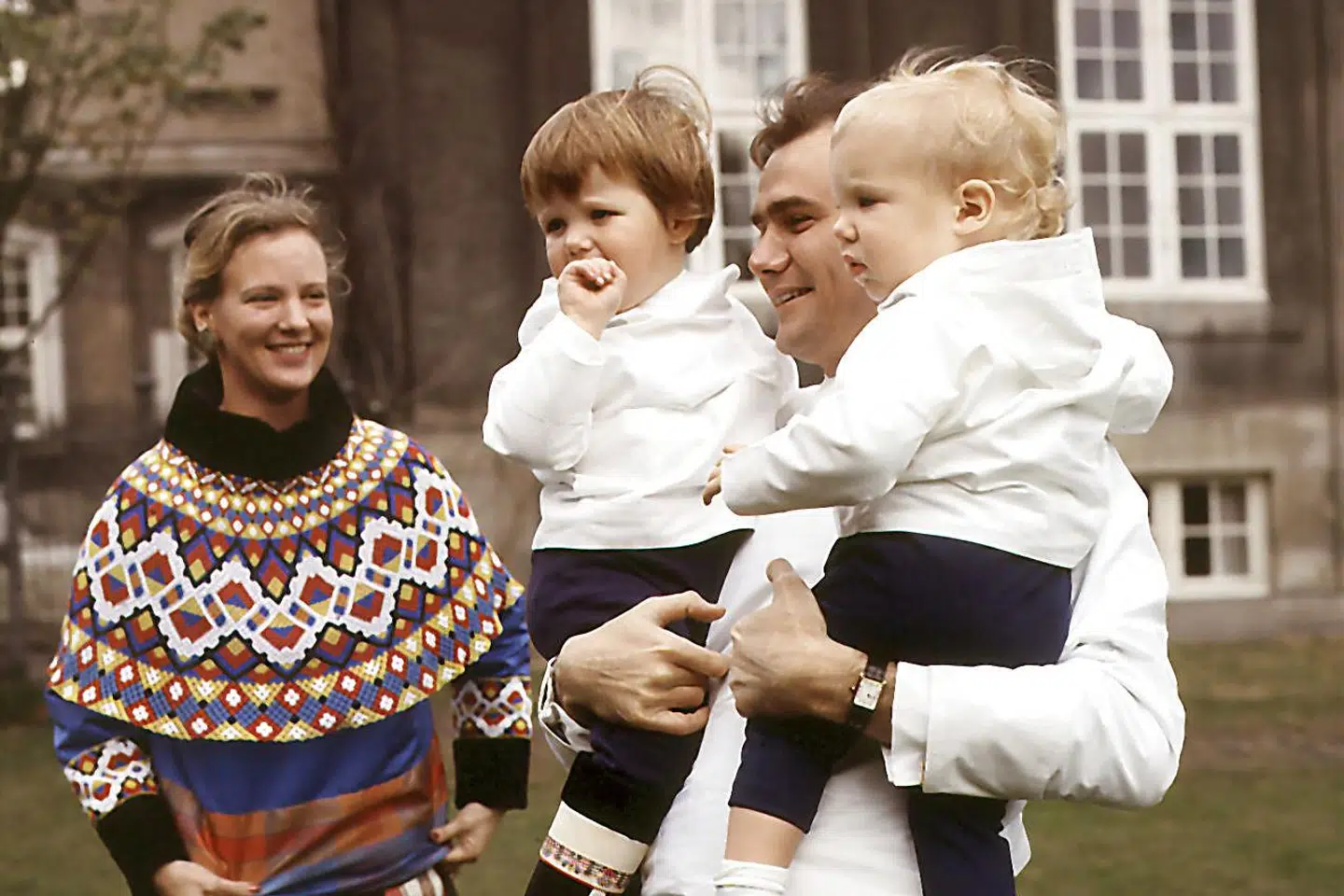 Kun fem år efter deres bryllup, blev prinsesse Margrethe dronning. Hun fik travlt, og prins Henrik endte med at få hovedansvaret for børneopdragelsen. Her ses familien i 1970.