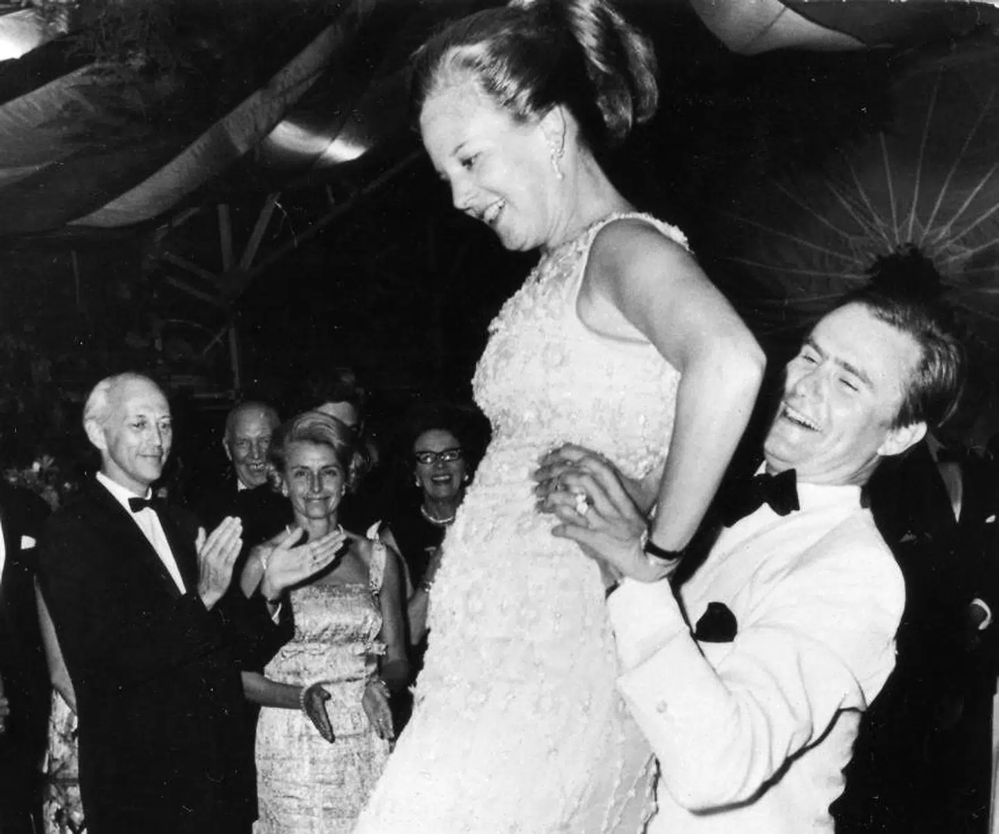 Der var altid gang i prins Henrik. Her har han godt fat i sin hustru i 1969, da de dansede lancier til en fest på Rydhave hos det amerikanske ambassadørpar i Danmark.